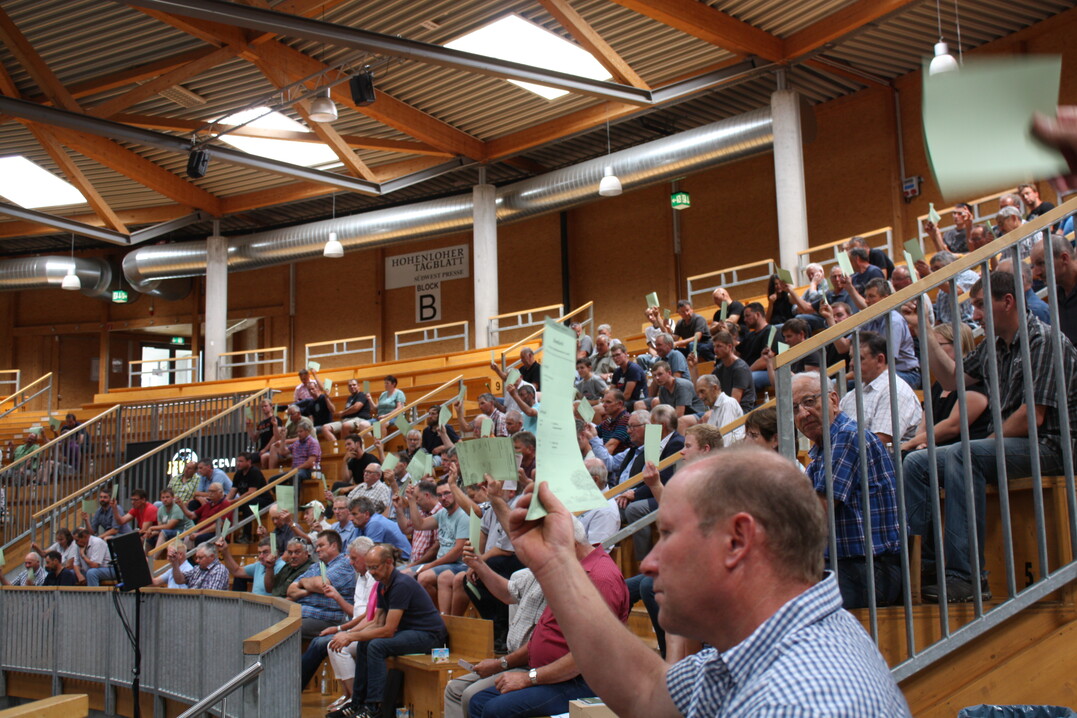 Wahlen in die Gremien der Hohenloher Molkerei auf der generalversammlung in der Arena Hohenlohe: Einstimmig erfolgte die Wiederwahl der Aufsichtsratsmitglieder Josef Frosch, Pfahlheim; Harald Fürst, Ellwangen-Neunstadt; Willi Hägele, Obergröningen; Jürgen Lang, Gschwend; und Michael Raunecker, Dischingen-Frickingen. Nicht mehr zur Wahl stand der langjährige Aufsichtsrat Eberhard Frenz, Braunsbach-Hergershof.