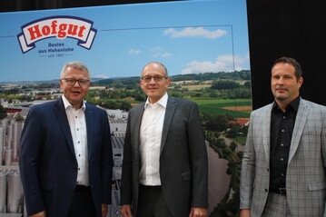 In seinem Amt als Vorstandsvorsitzender wurde Manfred Olbrich (Mitte) bei der Wiederwahl einstimmig best�tigt. Dazu gratulierten ihm der gesch�ftsf�hrende Vorstand der Hohenloher Molkerei Martin Boschet (l.) und Aufsichtsratsvorsitzender Ralf Klenk.