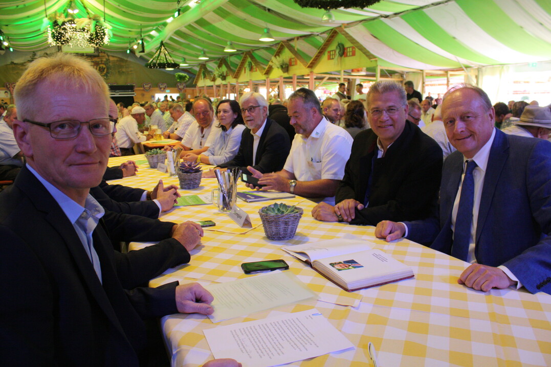 Anstelle immer mehr Reglementierungen erwarten die Bauern von der Politik klare Entscheidungen, die der Landwirtschaft und der jungen Generation Entfaltungsm�glichkeiten bieten. Vorne v. l. Kreisvorsitzender Hubert Kucher, Bopfingens B�rgermeister Dr. Gunter B�hler und Pr�sident Joachim Rukwied.