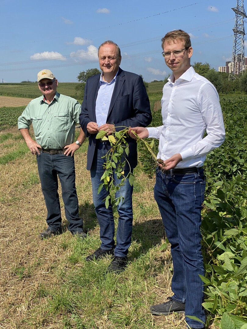  Landwirt Hartmut Brust, LBV-Pr�sident Joachim Rukwied und&nbsp;Dominik Modrzejewski, Referent f�r pflanzliche Erzeugung im LBV.