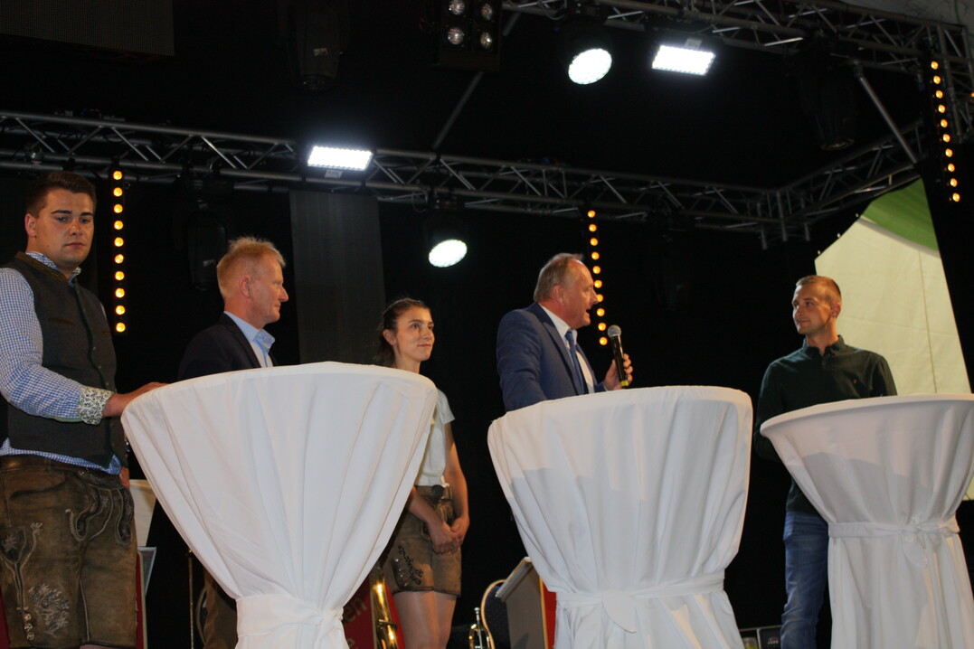 Im Austausch mit Ostalb-Jungunternehmern v. l. Lukas Schmidle, Hubert Kucher, Kathrin Weidenauer, Joachim Rukwied und Daniel Erhardt.