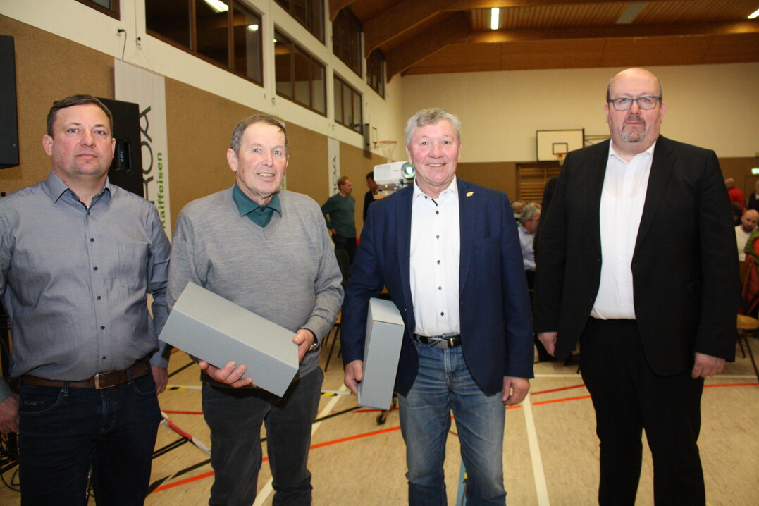 Mit einem Präsent als Dank für die geleistete Arbeit wurden der seitherige Vorsitzende Friedhelm Zoller (2. v. r.) und Beisitzer Hans Kaiser (3. v. r.) vom neuen Vorsitzenden Markus Rupp (l.) und Schriftführer Dieter Schleihauf verabschiedet. Nicht im Bild ist der ausgeschiedene Beisitzer Rüdiger Junker.