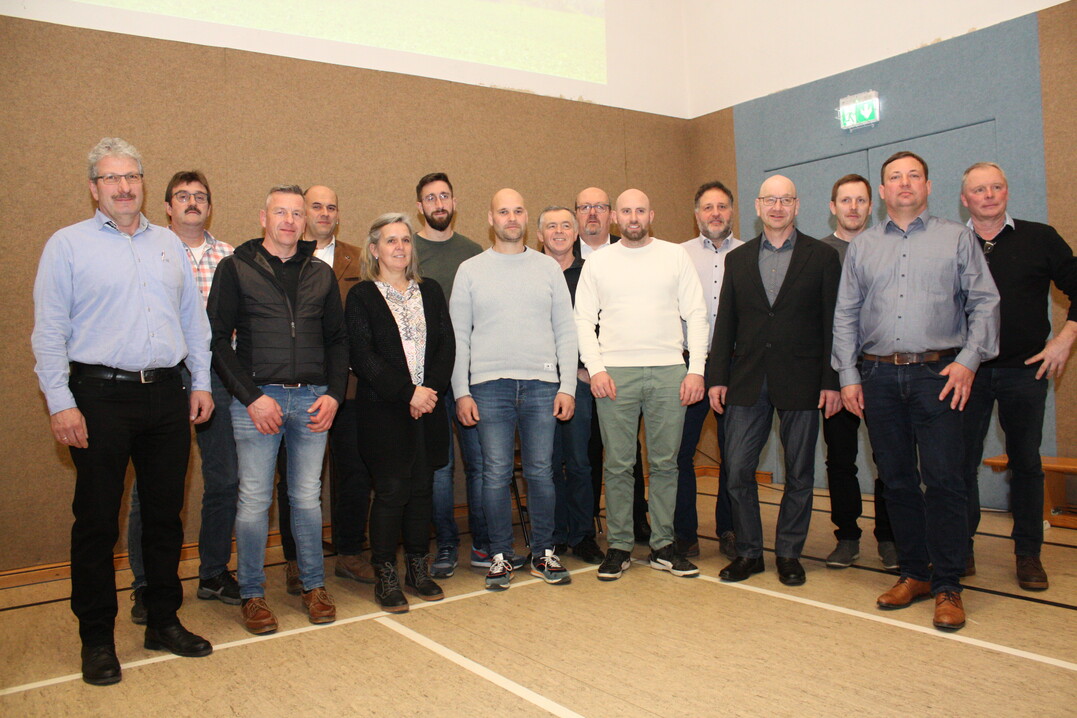 Der neu gewählte Vorstand der AGROA Raiffeisen Erzeugergemeinschaft: v. l. Eckhard Schechter, Hartmut Keim, Markus Kratzmüller, Steffen Klotz, Iris Remmele, Marius Denninger, Lars Unangst, Ulrich Gebhard, Dieter Schleihauf (Schriftführer), Andreas Sommer, Harald Krepp, Markus Wemmer, Jochen Kautzmann, Markus Rupp, Rainer Holdermann. Wegen seiner Meisterprüfung war der stellvertretende Vorsitzende Maik Weiler entschuldigt.