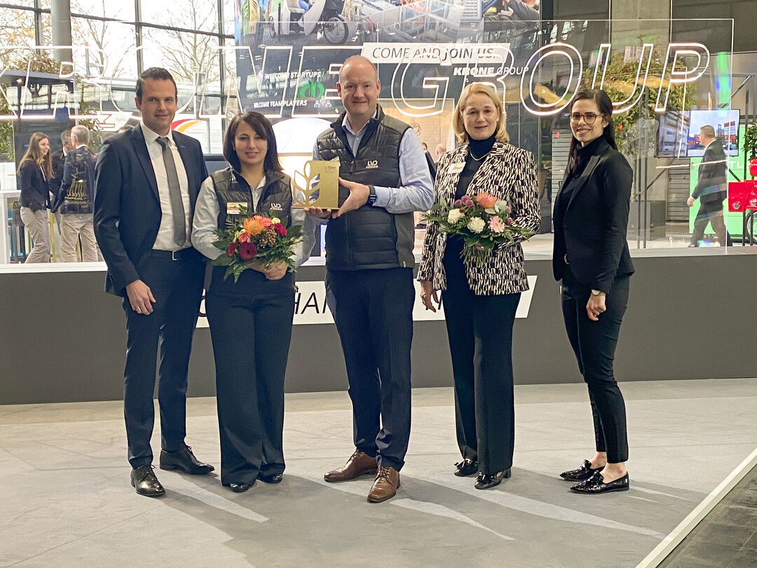 Freuen sich über die Auszeichnung: (v.l.n.r.) Rainer Haske, Dr. Schwerdtfeger Personalberatung GmbH & Co. KG; Donna Höving, Florian Brandt, Dorothee Renzelmann, LVD Bernard Krone GmbH und Birte Bollhorst, Dr. Schwerdtfeger Personalberatung GmbH & Co. KG.