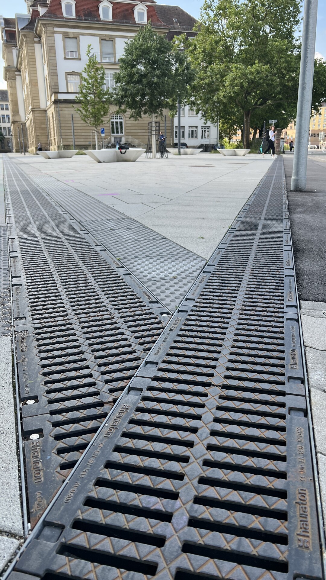 Gro�e Rinnenquerschnitte bieten ausreichend Retentionsraum im Entw�sserungssystem