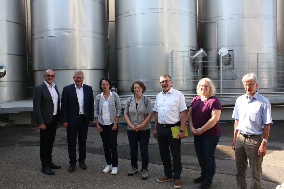 In der Hohenloher Molkerei in Schwäbisch-Hall empfangen Vorstandsvorsitzender Manfred Olbrich und Geschäftsführer Martin Boschet Regierungspräsidentin Susanne Bay ( v. l.) zum Informationsbesuch. Mit dabei in der Delegation des Regierungspräsidiums Stuttgart Dr. Kurt Mezger, Präsident der Abteilung Landwirtschaft.