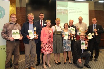 Die Gewinner der Produktpr�mierung zusammen mit Staatssekret�rin Friedlinde Gurr-Hirsch (5.v.l.), Martina H�rmann vom Organisationsteam (4.v.l.) und Dr. Christian Su�ner vom Landratsamt Ludwigsburg (3.v.l.).