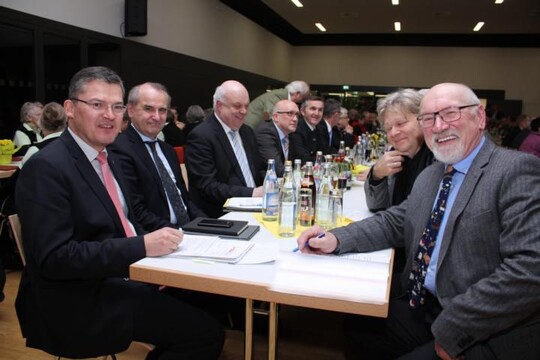 Der CDU-Landtagsabgeordnete Bernd Hitzler (3. v. l.) neben Bundestagsabgeordneten Roderich Kiesewetter (l.) und Ministerialdirektor Clemens Neumann. In der gemeinsamen Demonstration von Bauernverband und dem Bundesverband Deutscher Milchviehhalter (BDM) sieht Hitzler ein Zeichen an die Politik, betonte er in seinem Gru�wort. Von rechts Kreisvorsitzender Christian Ziegler und Norbert Bereska, B�rgermeister in Nattheim.