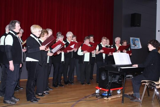Der Kreislandfrauenchor unter Leitung von Regina Benning am Klavier er�ffnete den Bauerntag in der Nattheimer Gemeindehalle.