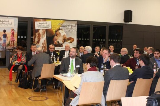 Die Europaabgeordnete Dr. Inge Gr��le (links) beim Heidenheimer Kreisbauerntag am Tisch ihrer CDU-Kollegen aus dem Bundestag Roderich Kiesewetter und aus dem Landesparlament Bernd Hitzler (2. und 5.v. l), der f�r die Abgeordneten das Gru�wort hielt.