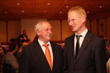 Anton Weber und Hubert Kucher, alter und neuer Vorsitzender des Bauernverbands Ostalb