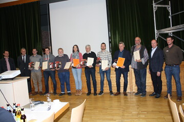 Die Preisträger des Landesbraugerstenwettbewerbs zwischen (v. l.) Geschäftsführer Thomas Schumacher von Durst-Malz und Karl-Otto Sprinzing, LTZ Augustenberg, sowie (v. r.) vom Landwirtschaftsamt Bad Mergentheim Christian Nanz und Amtsleiter Marcus Köhler.