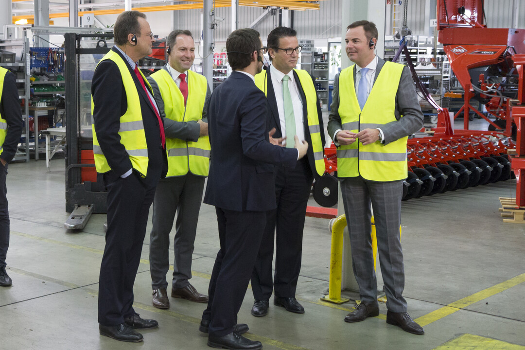 Baden-Württembergs Landwirtschaftsminister Peter Hauk (2. v. r.) besucht die Firma Rauch.