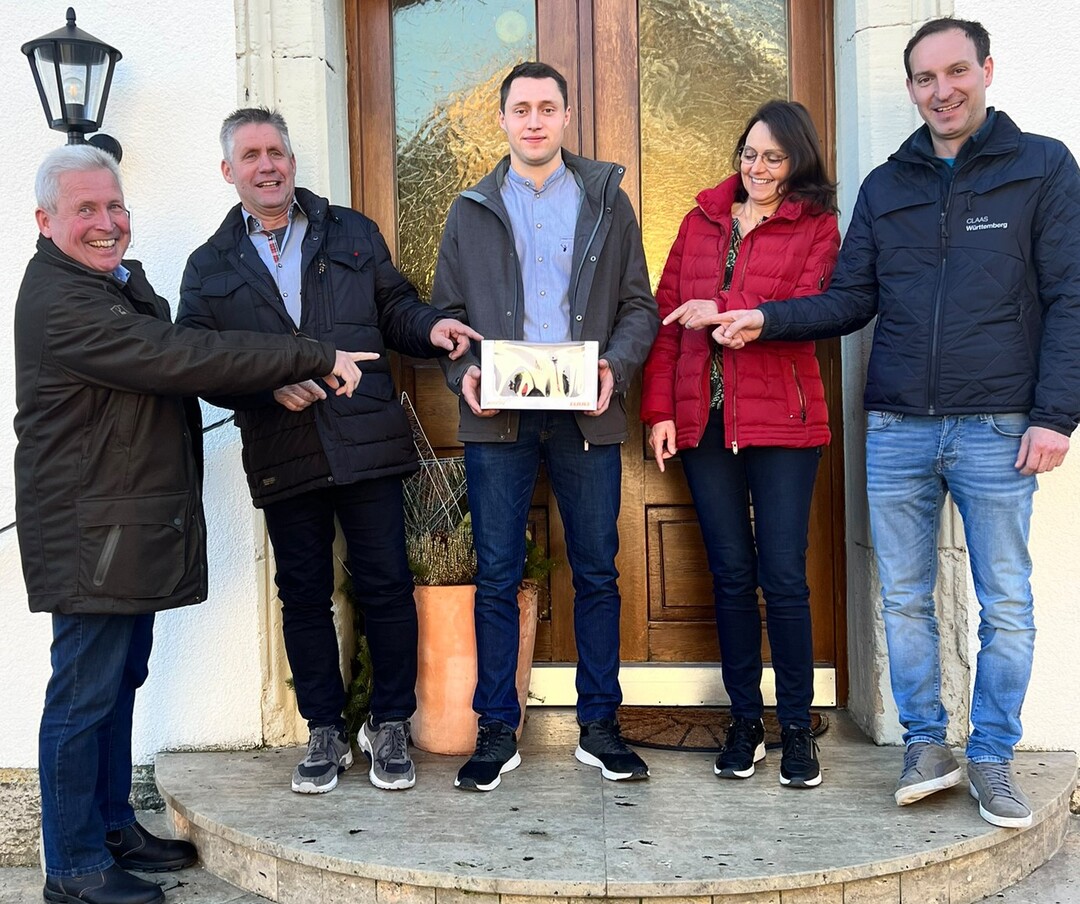 Die Gewinner des Hauptgewinnes im Weihnachtspreisausschreiben bei der �bergabe des symbolischen Traktors (v. l.): Ernst W�hrle, Claas Vertriebsgesellschaft, Dietmar, Jonas und Angelika Hezler, Markus Wollinger, Claas W�rttemberg.