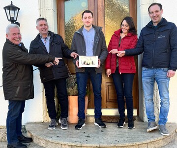 Die Gewinner des Hauptgewinnes im Weihnachtspreisausschreiben bei der Übergabe des symbolischen Traktors (v. l.): Ernst Wöhrle, Claas Vertriebsgesellschaft, Dietmar, Jonas und Angelika Hezler, Markus Wollinger, Claas Württemberg.