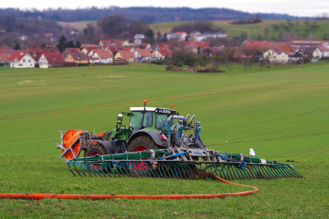 Verschlauchen schont den Boden, braucht aber eine Person auf dem Traktor und eine weitere an der Pumpe bei der Güllequelle.