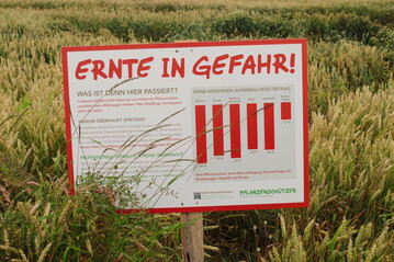 Lust, über ein Infoschild zum Pflanzenschutz mit der Gesellschaft in einen konstruktiven Dialog zu kommen, wie mit diesem Schild im Alb-Donau-Kreis? Die Anmeldung bei "Schau ins Feld!" ist ab sofort möglich.