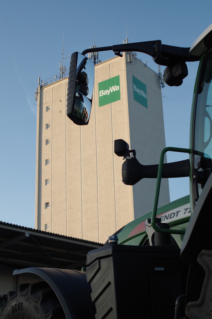 Die BayWa in Heimerdingen ist am großen Silo aus der Ferne zu sehen.