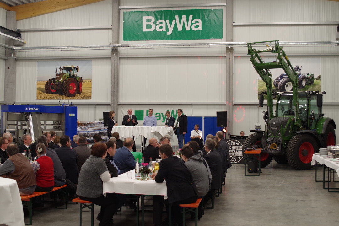 Viele Gäste hörten sich das Podiumsgespräch bei der Eröffnung an.