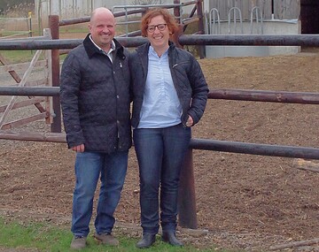 Manuela Schumacher-Reber und Michael Reber vor der Pferdekoppel.