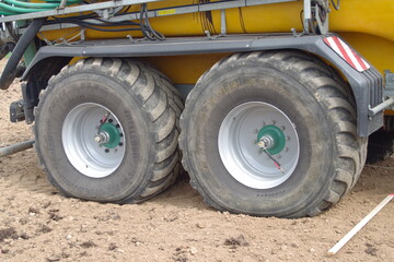 Ein angepasster, niedriger Reifendruck tr�gt zum Vermeiden von Schadverdichtungen beim G�llefahren auf dem Acker bei.