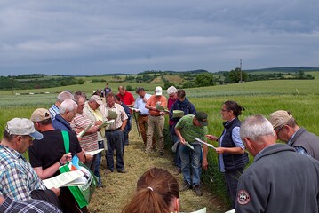 Maria Müller-Belami vom Landwirtschaftlichen Technologiezentrum Augustenberg gibt die vorläufigen Ergebnisse des Versuchs zur Braugerste bekannt.
