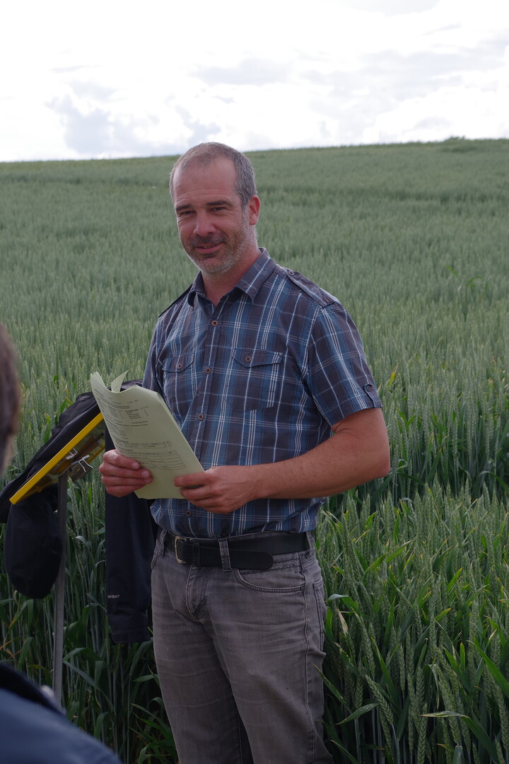 Gerd M�nkel vom Landratsamt Rhein-Necker-Kreis f�hrte durch den Fungizidversuch an Weizen.