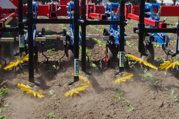 Hacken unterstützen je nach Hersteller verschiedene Anbaugeräte, wie hier eine Fingerhacke (Symbolbild). Auch Anbauten wie eine Bandspritzeinrichtung oder ein Sägerät für Untersaaten sind Optionen.