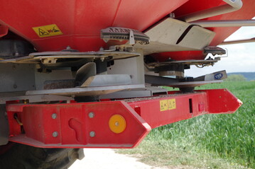 Ob die eingestellte D�ngermenge ausgebracht wird, sollte durch eine Abdrehprobe gepr�ft und - falls erforderlich - korrigiert werden.