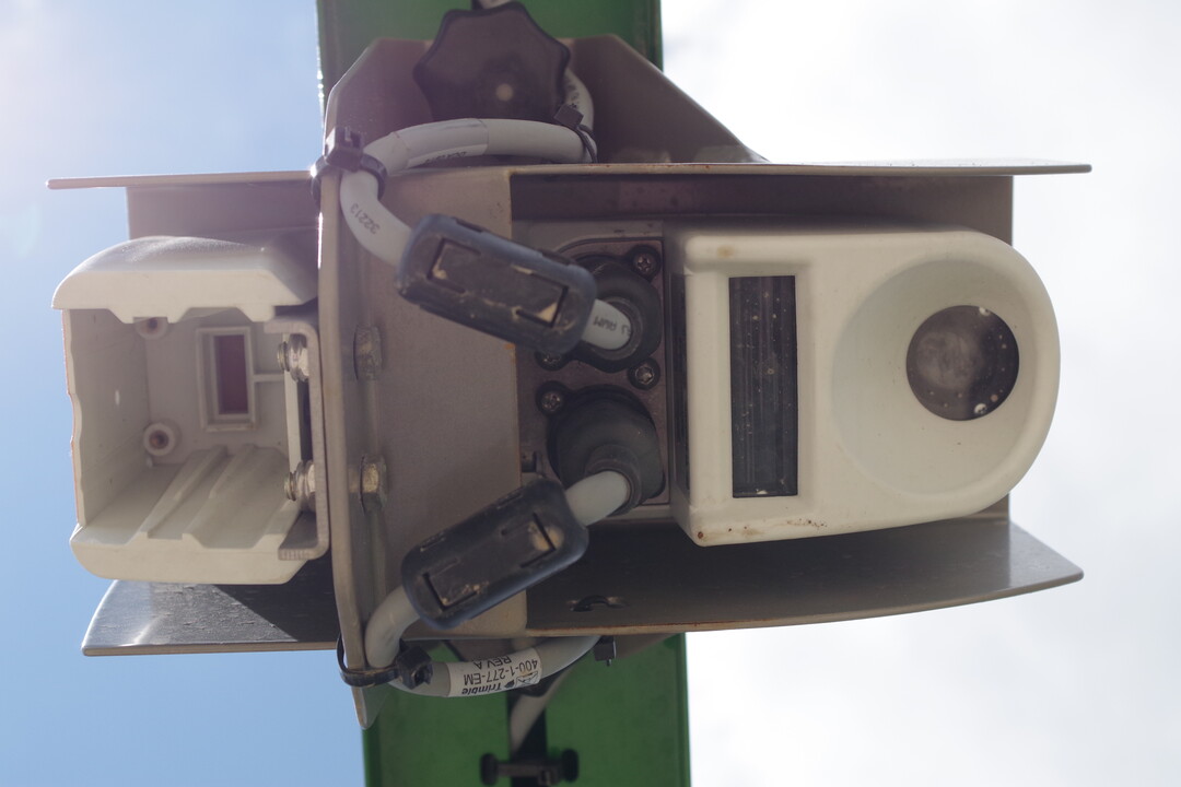 Über diesen Sensor wird die N-Versorgung der Pflanze gemessen, sodass die Streumenge dynamisch angepasst werden kann.