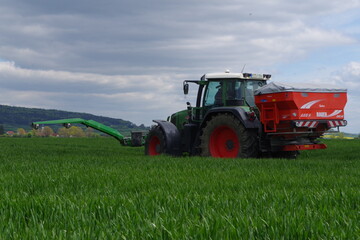 D�ngung mit den N-Messer "GreenSeeker" an der Front.