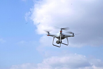 Eine Agrardrohne zur Bestandsbeurteilung im Einsatz.