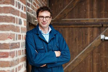 �Mit der Initiative Tierwohl zeigen Landwirte, dass sie bereit sind, mehr f�r�s Tierwohl zu tun. Sie bietet h�here Standards und einen finanziellen Ausgleich daf�r. Ich bin mit meinem Betrieb seit 2015 dabei und stelle meinen H�hnchen mehr Platz und organisches Besch�ftigungsmaterial zur Verf�gung. Auch f�r die n�chste Vertragslaufzeit melde ich mich wieder an",sagt Philipp Beckhove, H�hnchenm�ster in Nordrhein-Westfalen.