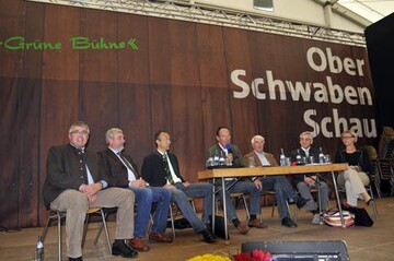 Auf dem Podium: (v. l.) F�rster und J�ger Robert Schweizer, Thomas Hagmann, stellvertretender Kreisobmann im Bauernverband; Max Wittlinger vom Landesjagdverband, Moderator Franz Grupp, BUND-Sprecher Gerhard Maluck sowie Josef-Franz Schaller und Martina Schweitzer vom Tierschutzverein Ravensburg.