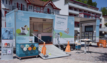 Das Sanierung(s)Mobil ist am Freitag, 9. Juni 2023 von 10 bis 17 Uhr auf dem Parkplatz der Kreissparkasse Ravensburg, Meersburger Stra�e 1, 88213 Ravensburg zu finden. Keine Voranmeldung notwendig.