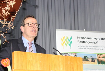 "Wir brauchen eine Probleml�sung durch die Politik. Hier ist die Bundespolitik gefragt", meinte Prof. Dr. Folkhard Isermeyer, Th�nen Institut, mit Blick auf eine verbesserte Nutztierhaltung. 