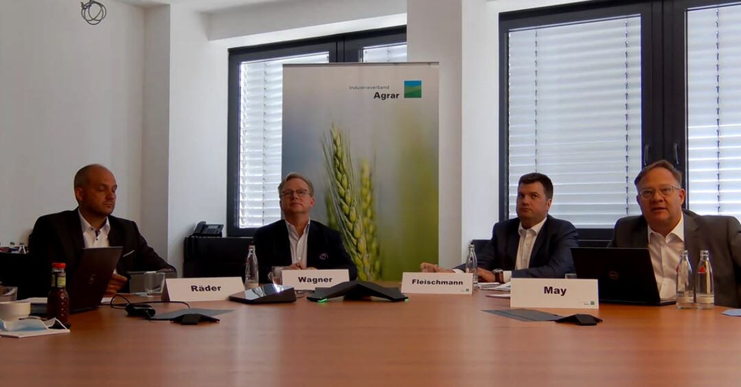 „Produktivität und Ökologie - müssen wir beides intensiv betreiben“, kündigte IVA-Präsident Michael Wagner (2.v.l.) auf der digitalen Jahrespressekonferenz an. Die Bereiche Digitalisierung, Pflanzenzüchtung sowie Biostimulanzien und Biodiversitätskonzepte sollen beim IVA weiter forciert werden.