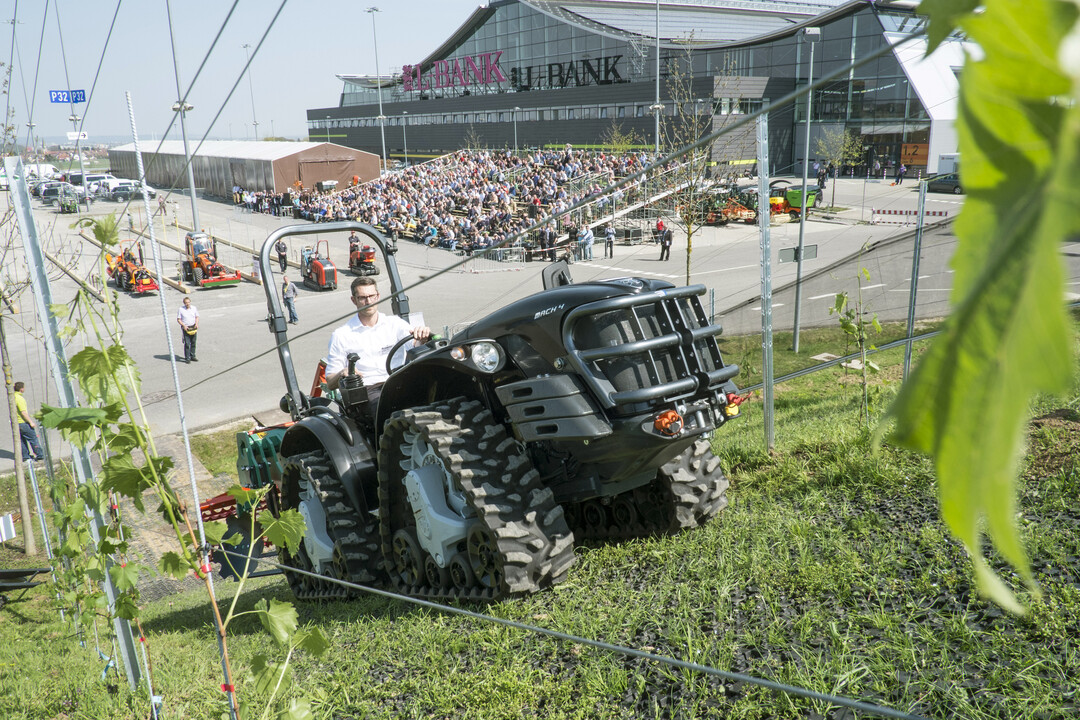 Die neueste Technik live erleben k�nnen Besucher bei der Intervitis Interfructa Hortitechnica in Stuttgart. Die Vorf�hrungen finden statt im Freigel�nde nun in der Halle statt.
