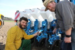 Praktiker tüfteln an der Technik: Bereits seit Jahren testen Thomas Metzler zusammen und Ralf Brodmann (l.) von der Metzler & Brodmann KG die Aussaat. „Das ist jetzt bislang die ausgereifteste Variante,“ so Brodmann.