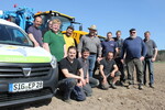 Testlauf: Auf einem Acker unweit vom Energiepark Hahnennest im Landkreis Sigmaringen werden an den Maschinen für den diesjährigen Saatmarathon der Donau-Silphie letzte Einstellungen vorgenommen. Zum Einsatz kommen drei JCB-Fastracs mit angehängter Einzelkornsämaschine.