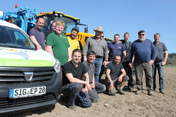 Testlauf: Auf einem Acker unweit vom Energiepark Hahnennest im Landkreis Sigmaringen werden an den Maschinen f�r den diesj�hrigen Saatmarathon der Donau-Silphie letzte Einstellungen vorgenommen. Zum Einsatz kommen drei JCB-Fastracs mit angeh�ngter Einzelkorns�maschine. 