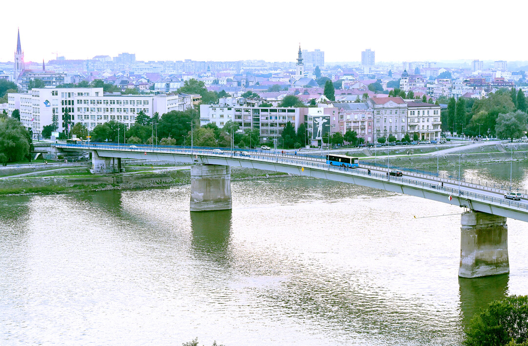 Novisad: Brücke über die Donau.