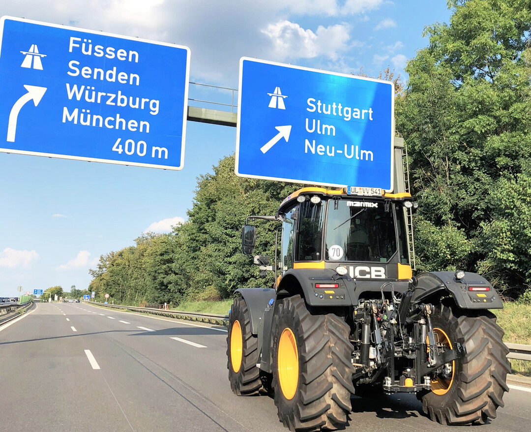Ab sofort bietet JCB zusammen mit seinem Partner Marmix in Unterwachingen eine Umbauoption für den Fastrac 4000 an, die den Einsatz auf der Autobahn mit einer bauartbedingten Höchstgeschwindigkeit von mehr als 60 km/h ermöglicht.