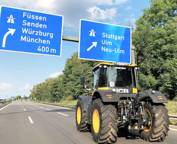 Ab sofort bietet JCB zusammen mit seinem Partner Marmix in Unterwachingen eine Umbauoption für den Fastrac 4000 an, die den Einsatz auf der Autobahn mit einer bauartbedingten Höchstgeschwindigkeit von mehr als 60 km/h ermöglicht.