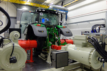 Neben Motor- und Getriebeprüfständen kommen in dem erweiterten Testzentrum auch Roboter zum Einsatz, mit deren Hilfe Dauerfunktions- und Belastungstests an Bedienungselementen und Komponenten von Fahrerkabinen durchgeführt werden.