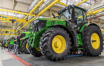  Traktorenmontage im Werk in Mannheim: Die Ums�tze mit Gro�maschinen und L�sungen f�r die Pr�zisionslandwirtschaft sind im ersten Quartal durch h�here Liefermengen und bessere Preise gestiegen. 