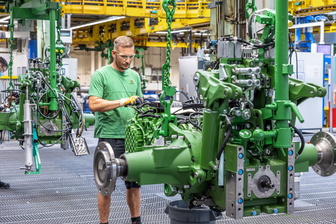 Fachkr�fte gesucht: John Deere hat sich als hervorragender Arbeitgeber etabliert und diese Position nochmals ausgebaut. Daf�r wurde das Unternehmen erneut als Top Employer in Deutschland ausgezeichnet.