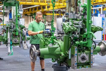 Fachkr�fte gesucht: John Deere hat sich als hervorragender Arbeitgeber etabliert und diese Position nochmals ausgebaut. Daf�r wurde das Unternehmen erneut als Top Employer in Deutschland ausgezeichnet.