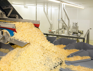 In Jessen, Sachsen-Anhalt, wurde ein starker Standort f�r die K�sesparte geschaffen, das Bild zeigt die Reibelinie in Jessen.