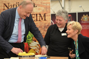 Beim anschließenden Messerundgang legte Joachim Rukwied, Präsident im Landesbauernverband Baden-Württemberg selbstredend auch beim Stand des Kreisbauernverbands Rhein-Neckar einen Stopp ein (Halle 41, Stand Nr. 68) sowie beim Stand „Von Daheim“, wo ihn Waltraud Allgäuer kurzerhand beim Spargelschälen einspannte.